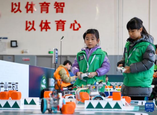 1月16日，參賽選手在操作機器人。新華社記者 郝源 攝