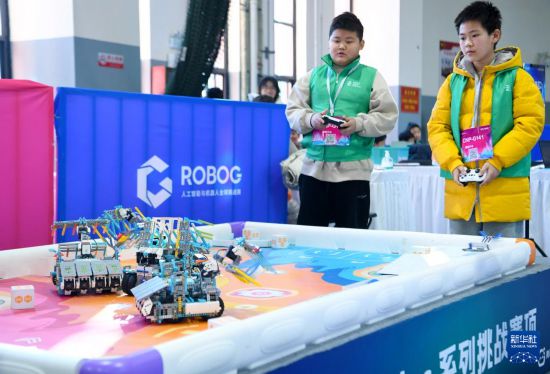 1月16日，參賽選手在操作機器人。新華社記者 郝源 攝