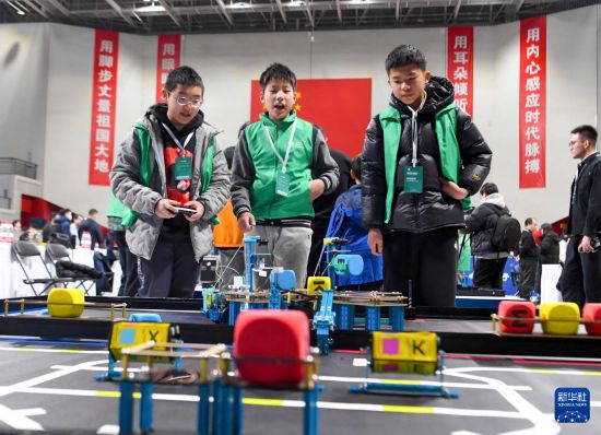 1月16日，參賽選手在比賽中。新華社記者 郝源 攝