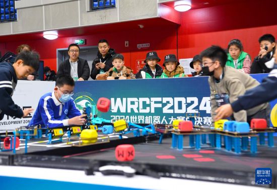 1月16日，參賽選手在比賽中。新華社記者 郝源 攝