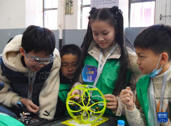 1月16日，參賽選手在進行賽前準備。新華社記者 郝源 攝