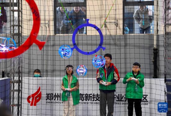 1月16日，參賽選手在比賽中。新華社記者 郝源 攝