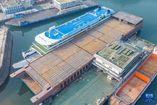   1月21日，秭歸縣華星船務有限公司建造的新能源滾裝船在專用碼頭進行舾裝（無人機照片）。新華社發（鄭家裕攝）