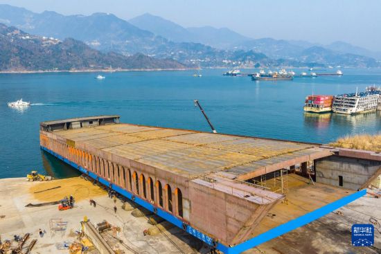 1月20日，秭歸縣華星船務有限公司建造的新能源滾裝船從制造平臺向江上移動（無人機照片）。新華社發（鄭家裕攝）