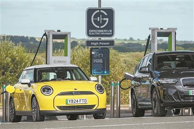 位于英國康沃爾郡的電動汽車充電站。圖片來源：英國《新科學家》雜志網站