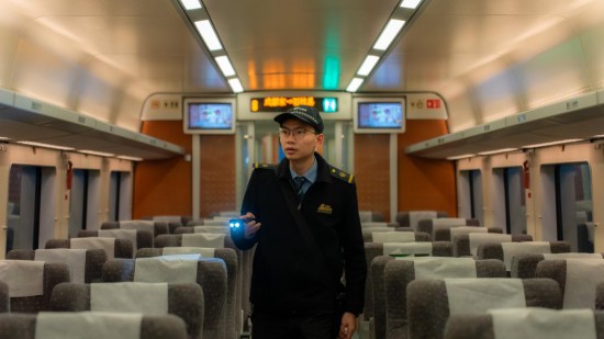 許家園正在進行車內接車作業。新華社發