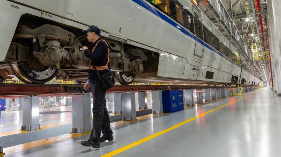 許家園正在進行車下接車作業。新華社發