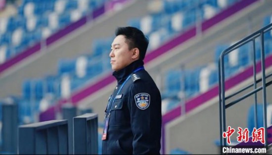 張焱正在杭州奧體中心體育館進行安保工作。 杭州公安 供圖