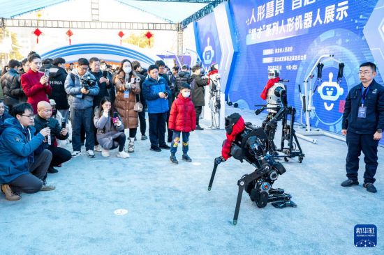 2月5日，人形機器人在現場展示被推倒后起身功能。新華社記者 肖藝九 攝