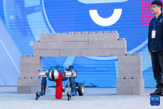2月5日，人形機器人在現場展示通過障礙物技能。新華社記者 肖藝九 攝