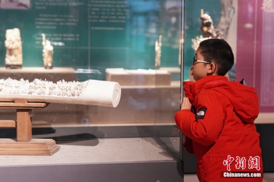2月6日，北京工藝美術博物館，小朋友參觀牙雕工藝品，豐富寒假生活、涵養文化底蘊。中新社記者 張祥毅 攝