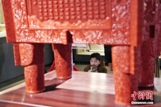 2月6日，北京工藝美術博物館，小朋友參觀《鼎盛中華》工藝品，豐富寒假生活、涵養文化底蘊。中新社記者 張祥毅 攝