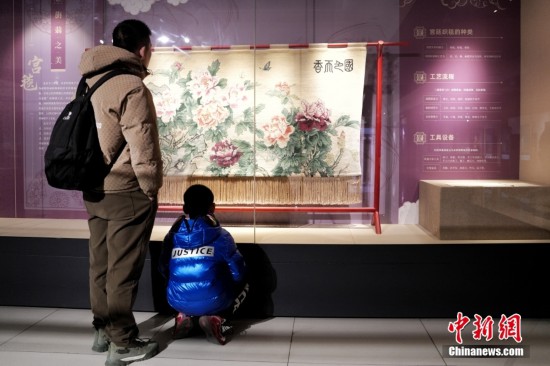 2月6日，北京工藝美術博物館，家長帶小朋友參觀工藝品，豐富寒假生活、涵養文化底蘊。中新社記者 張祥毅 攝