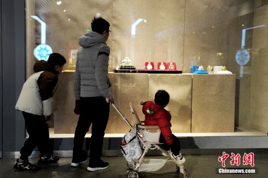 2月6日，北京工藝美術博物館，家長帶小朋友參觀工藝品，豐富寒假生活、涵養文化底蘊。中新社記者 張祥毅 攝