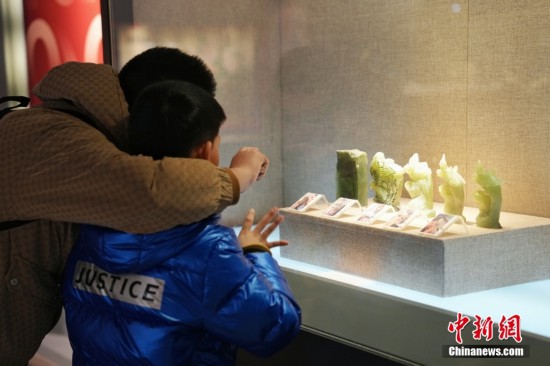 2月6日，北京工藝美術博物館，家長帶小朋友參觀工藝品，豐富寒假生活、涵養文化底蘊。中新社記者 張祥毅 攝