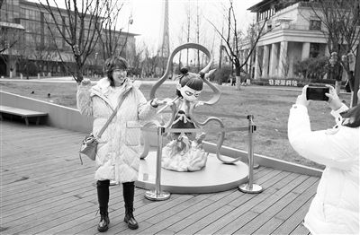 圖為2月8日，影迷在成都天府長島數字文創園哪吒形象雕塑前合影。 新華社記者 江宏景攝