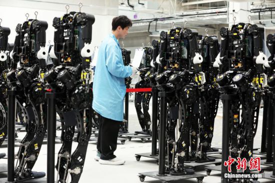 2月18日，工程師正在調試人形機器人。中新社記者 湯彥俊 攝