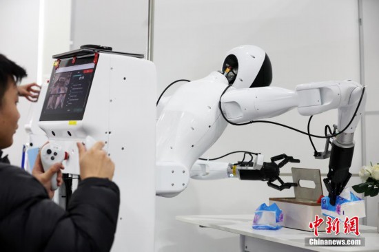 2月18日，工程師正在訓練人形機器人采集信息。中新社記者 湯彥俊 攝
