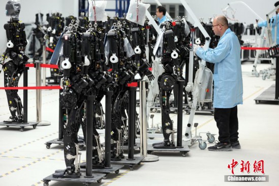 2月18日，工程師正在調試人形機器人。中新社記者 湯彥俊 攝