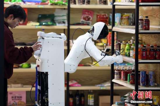 2月18日，工程師正在訓練人形機器人采集信息。中新社記者 湯彥俊 攝