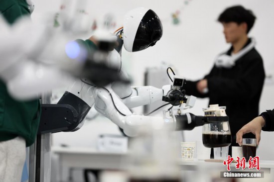 2月18日，工程師正在訓練人形機器人采集信息。中新社記者 湯彥俊 攝