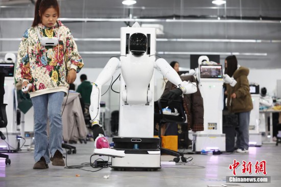 2月18日，工程師正在訓練人形機器人采集信息。中新社記者 湯彥俊 攝