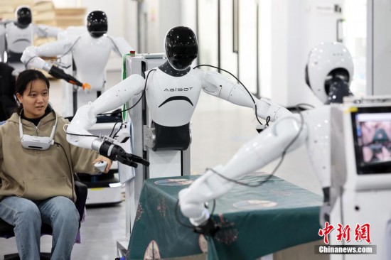 2月18日，工程師正在訓練人形機器人采集信息。中新社記者 湯彥俊 攝