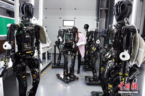2月18日，工程師正在調試人形機器人。中新社記者 湯彥俊 攝