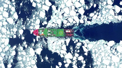 執行中國第40次南極考察任務的“雪龍2”號在阿蒙森海為潛標布放開辟水道。新華社發