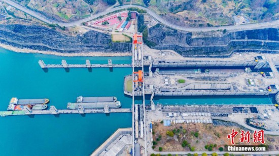 圖為2月23日，三峽通航水域，船舶有序通過三峽船閘。中新社發 彭強 攝