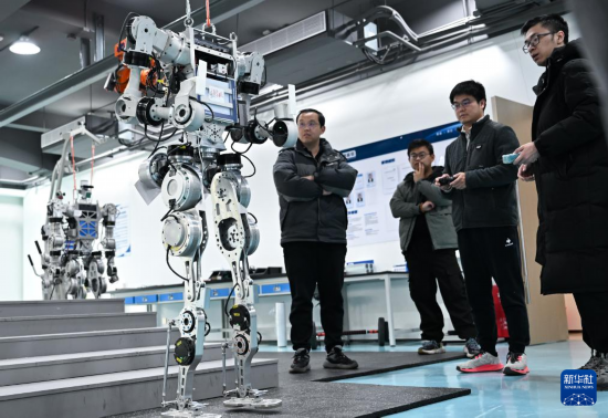 2月24日，在武漢格藍若智能技術股份有限公司，研發團隊成員在調試人形機器人。 新華社記者 杜子璇 攝