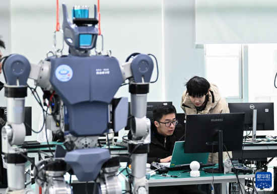 2月24日，在武漢格藍若智能技術股份有限公司，研發團隊成員在調試人形機器人。 新華社記者 杜子璇 攝