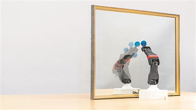  圖為機器人觀察自己在鏡子中的倒影，學習自身的形態和運動學，實現自主模擬。圖片來源：美國哥倫比亞大學