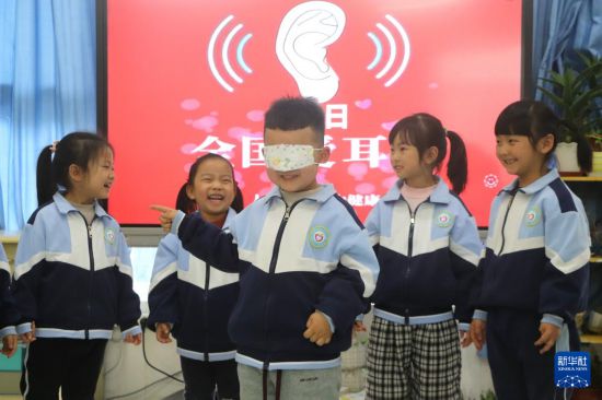 3月3日，在山東省高密市金蘋果幼兒園，小朋友在玩“聽聲辨位”游戲。新華社發（李海濤攝）