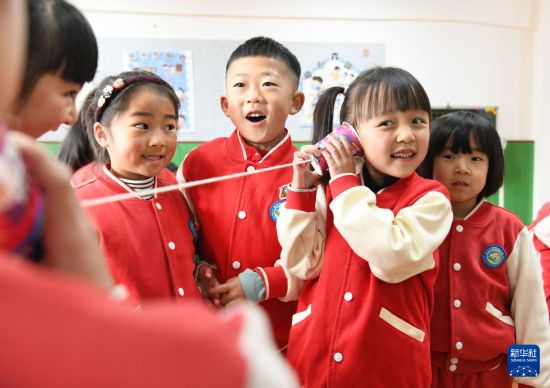 3月3日，在云南省麗江市新苗幼兒園，小朋友們在做游戲。新華社發（趙慶祖攝）