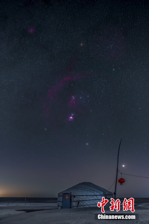 近日，黑龍江省大慶市杜爾伯特蒙古族自治縣巴彥查干鄉，在璀璨星空中，獵戶座大星云與巴納德環交相輝映。圖/CNSphoto 池世永 攝