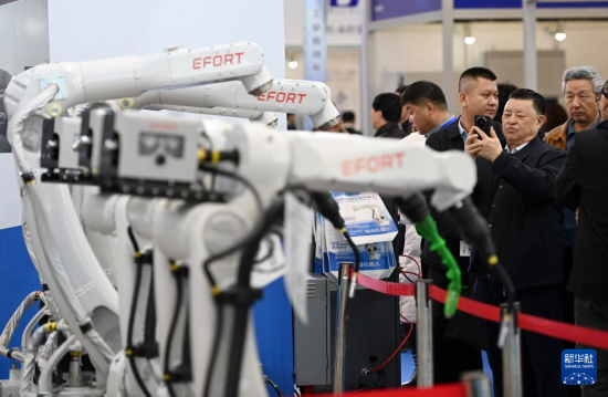 3月6日，觀眾在天津工博會上參觀一款工業機器人。新華社記者 趙子碩 攝
