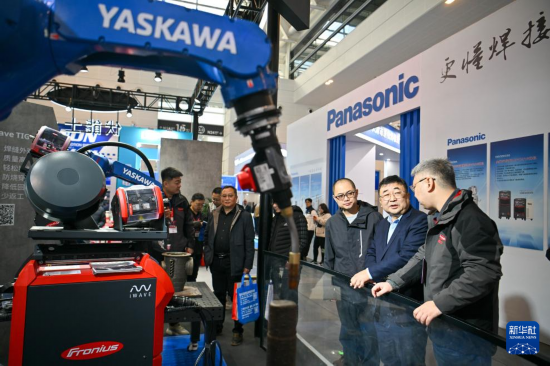 3月6日，在國家會展中心（天津），企業客戶現場洽談。新華社記者 孫凡越 攝