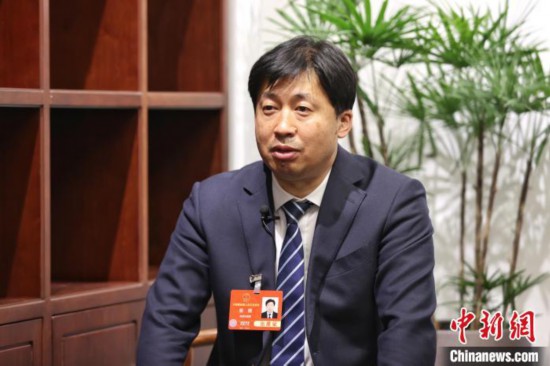 3月5日，全國人大代表、“中國天眼”總工程師姜鵬在北京接受中新社專訪。中新社記者 瞿宏倫 攝