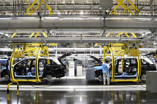 這是在位于重慶市兩江新區的賽力斯汽車超級工廠智能化生產作業現場（2024年6月7日攝）。新華社記者 王全超 攝