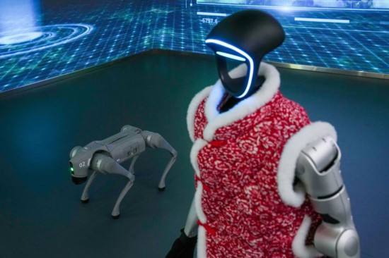 在北京“機器人大世界”的應用場景示范區展出的宇樹公司的機器狗和機器人（2025年2月24日攝）。新華社記者 鞠煥宗 攝