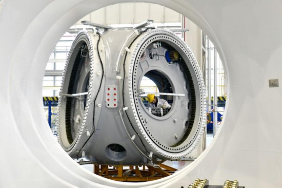 2025年2月22日，在三一重能（日照）風電設備制造有限公司，工作人員在風電設備生產車間忙碌。新華社記者 郭緒雷 攝