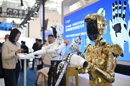 2025年3月6日在國家會展中心（天津）拍攝的安裝有靈巧手的機器人。當日，第21屆中國（天津）國際裝備制造業博覽會在國家會展中心（天津）開幕。新華社記者 孫凡越 攝