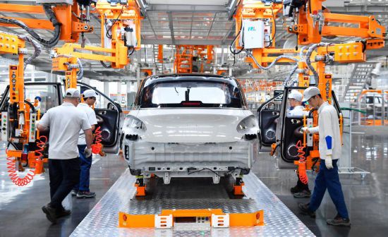 在廣西柳州市上汽通用五菱精益智造工廠，工人在生產線上工作（2024年5月9日攝）。新華社記者 金皓原 攝