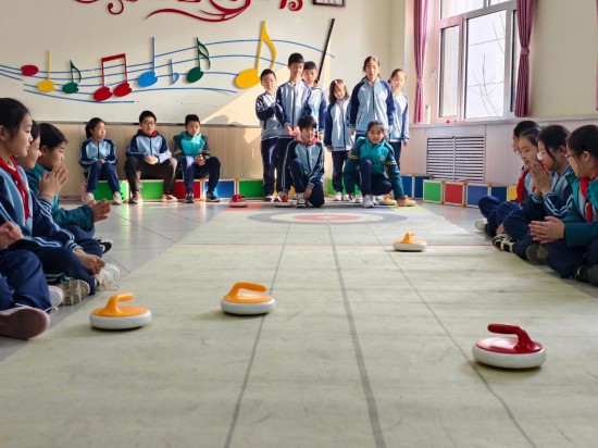 衡水市永興路小學學生在進行陸地冰壺比賽。新華社發（楊雯 攝）