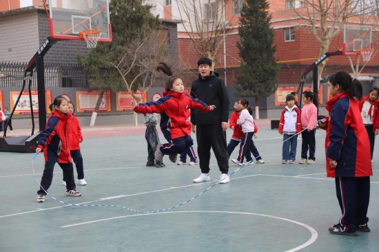 保定市樂凱小學學生在老師的看護下進行室外運動。新華社發（班靜怡 攝）