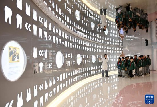 3月20日，陜西省西安市新城區通濟坊小學的學生在西安交通大學口腔醫院口腔科普教育基地了解口腔健康知識。新華社記者 李一博 攝