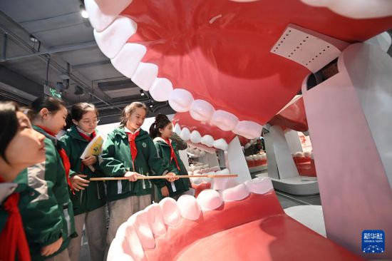 3月20日，陜西省西安市新城區通濟坊小學的學生在西安交通大學口腔醫院口腔科普教育基地學習正確的刷牙方法。新華社記者 李一博 攝