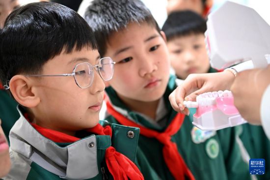 3月20日，陜西省西安市新城區通濟坊小學的學生在西安交通大學口腔醫院口腔科普教育基地學習正確的刷牙方法。新華社記者 李一博 攝