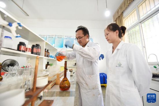  在成都金堂海天水務有限公司，譚周亮（左）在現場指導學生進行實驗（2022年8月23日攝）。新華社記者 劉坤 攝